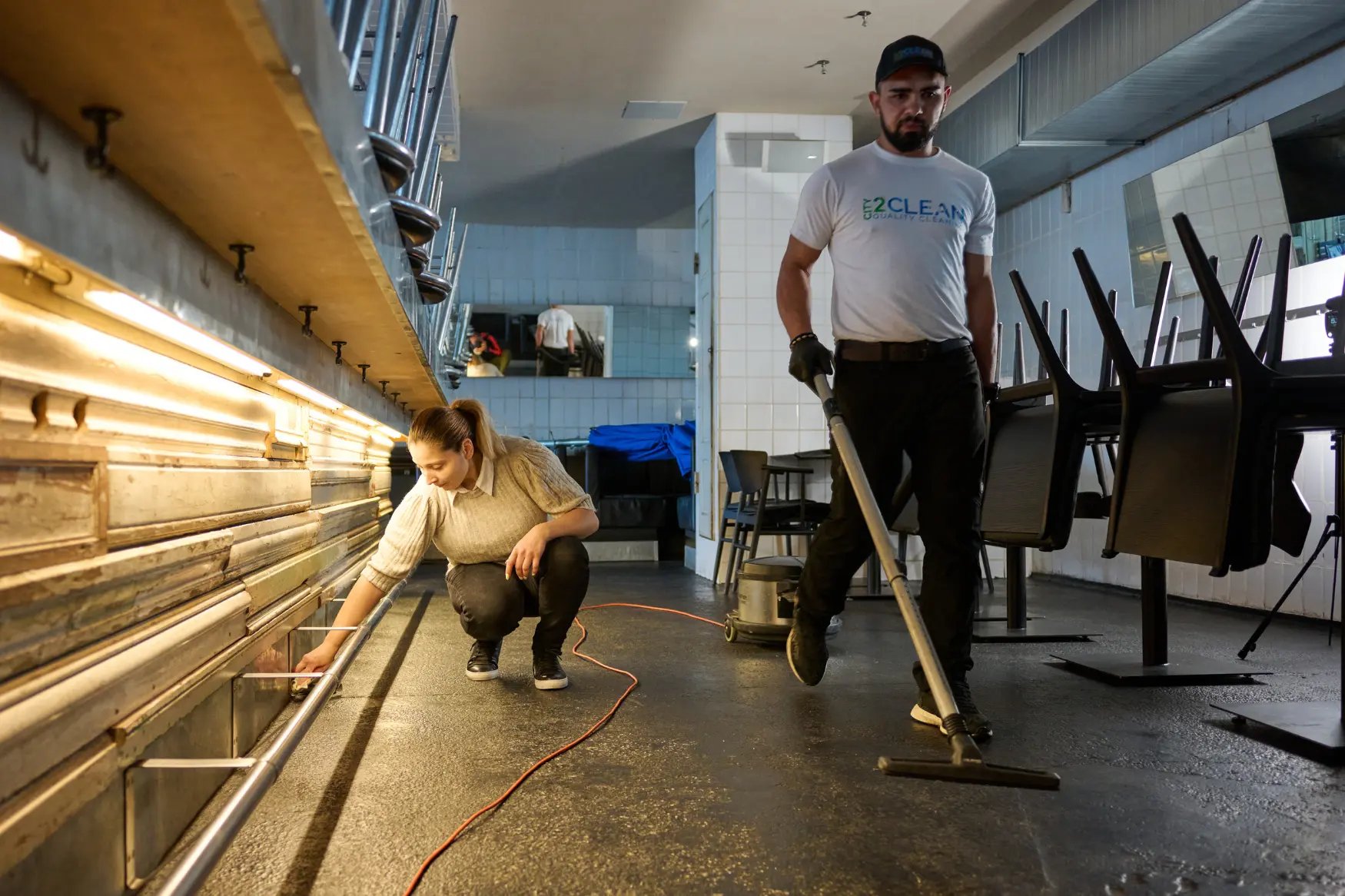 Et City2Clean-team udfører rengøring i en kendt café i København. Rengøringsarbejdet udføres med præcision og kærlighed.