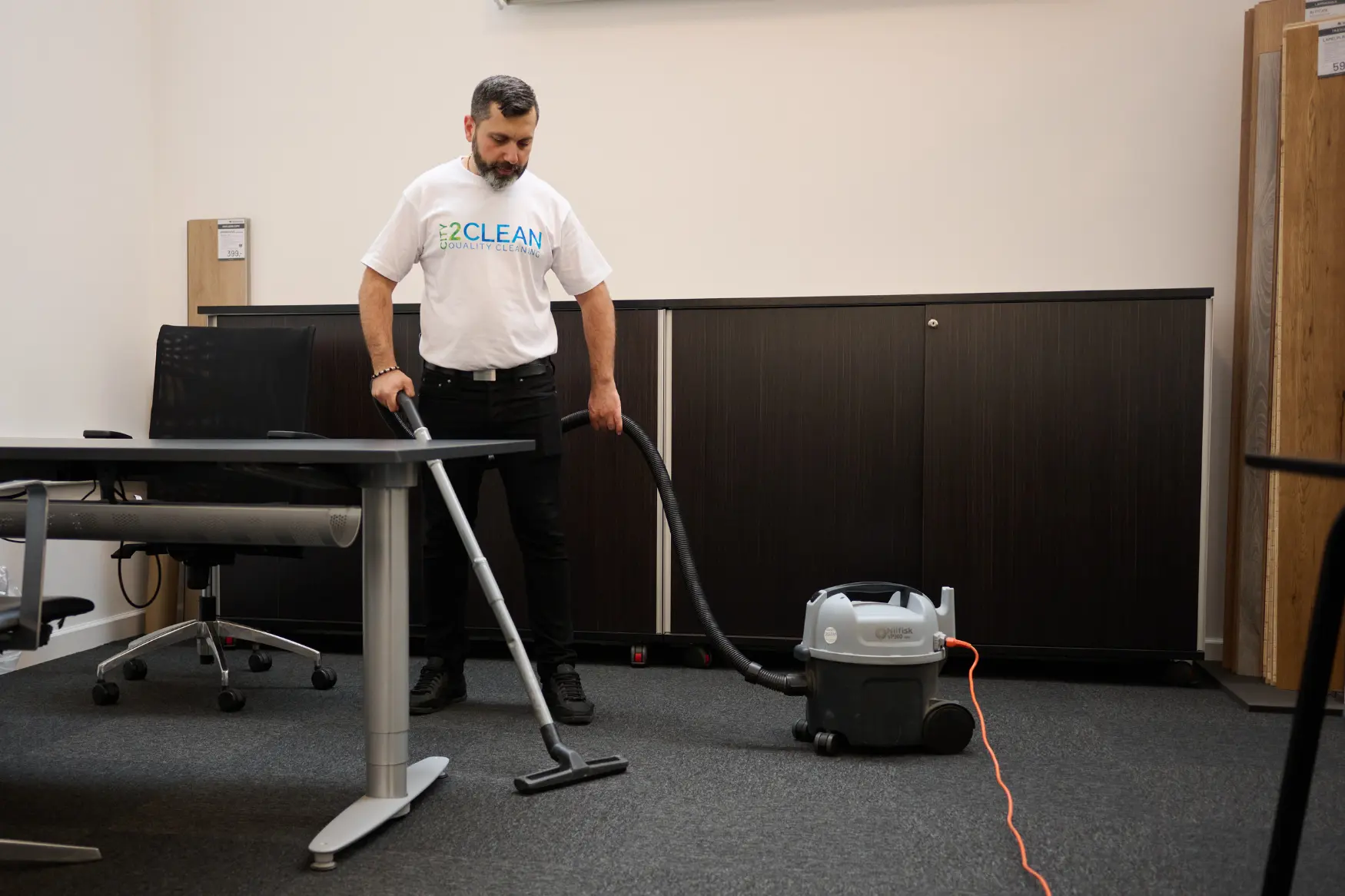 Kristijan fra City2Clean udfører flytterengøring for en virksomhed. Chefen er på vagt.